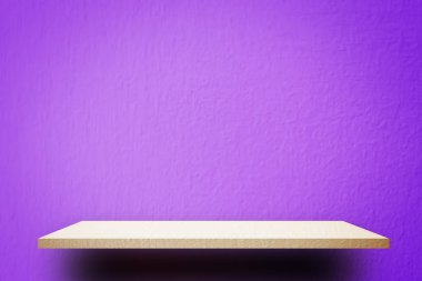 Mor çimento duvarda boş krem ahşap raf