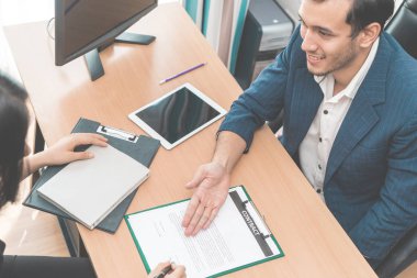 İnsan kaynakları Danışmanı yeni çalışan iş sözleşme imzalamaya davet ediyor