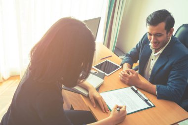 Employeee çift masa üzerinde iş sözleşmesi imzalama