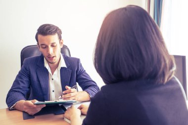 Gözetmen belgeler için bir kadın işçi açıklayan