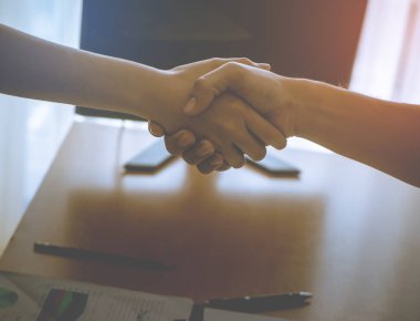 Kadın ve erkek takımı için parlak turuncu ışık ofis masası el sallayarak başarı iş kavramı iş