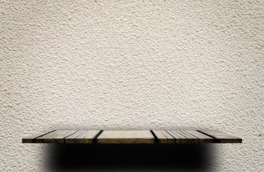 Kaba gri çimento duvar ahşap görüntü rafta