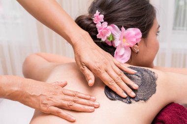 Kadın sırt üstü boş spa fırçalayın alıyor