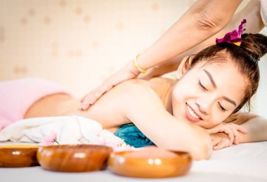 Mutlu kadın onu geri bodur Thai Spa cilt tedavi olmaya başladı