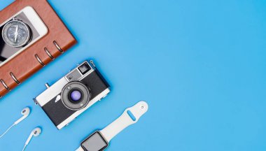 Nesne ve gadget seyahat edenler için mavi kopya alan arka plan üzerinde seyahat