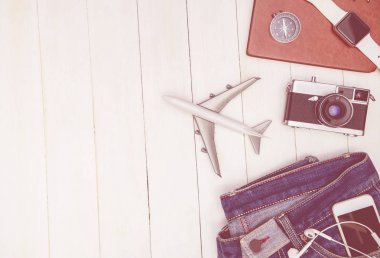 Nesneleri ve aksesuar beyaz ahşap kopya alanı üzerinde seyahat