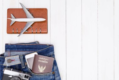 Aksesuar ve moda belge beyaz ahşap kopya alanı üzerinde seyahat