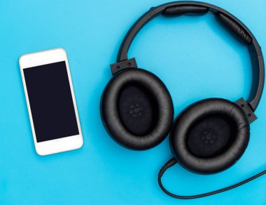 Boş mobil ekran ile müzik için kulaklık kavramı dinle