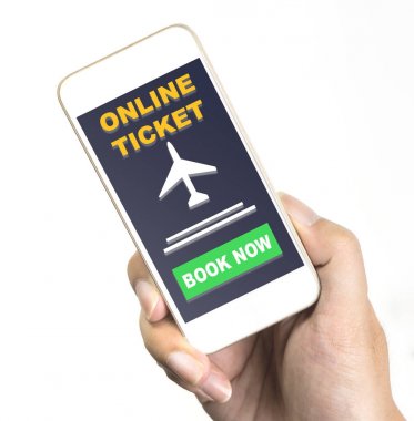Elini üzerine beyaz izole online bilet rezervasyon uygulaması ile bir akıllı telefon tutuyor