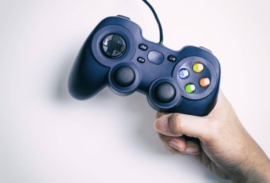 Joy stick oyun pedi için Video oyunu beyaz arka plan üzerinde tutan el