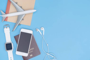 Mavi kopya alanı için poster ve başlık sayfası yolculuk Gadget ve nesne