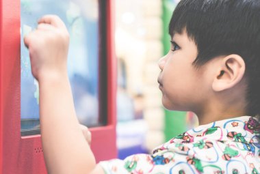 Çocuk elini dokunmatik ekran ekran teknolojisi üzerinde oynamak için kullanıyor