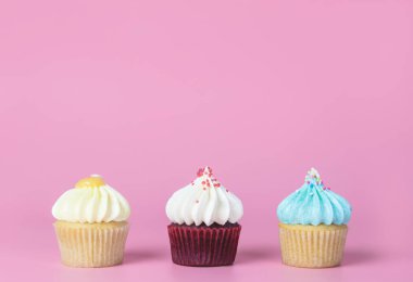 Mini kek üzerinde pembe bir arka plan kopya alanı rengini ağaç