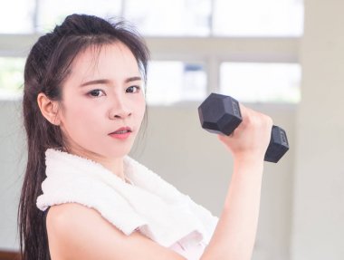 Çinli kadın güçlü kadar halter kaldırma arıyorsunuz