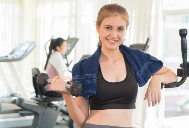 kadın onun sağ kolu ile kilo halter kaldırma