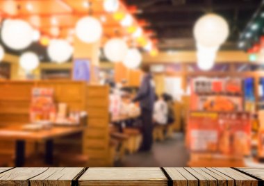 Izakaya Japon restoranı arka plan ile boş ahşap raf görüntü