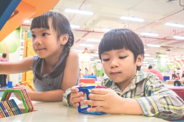 Chłopiec Dziewczynka Bawi Się Edukacyjne Zabawki Plac Zabaw Dla Dzieci — Zdjęcie stockowe