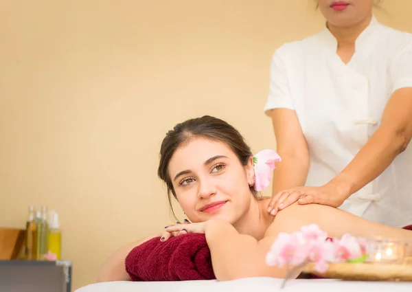 Mooie Vrouw Krijgt Rugmassage Aziatische Traditionele Spa — Stockfoto