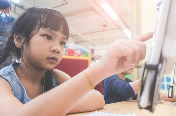 Student Uczy Się Używać Tabletu Klasie — Zdjęcie stockowe