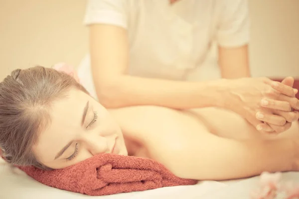 Thaise Massage Met Behulp Van Elleboog Massage Van Een Vrouw — Stockfoto
