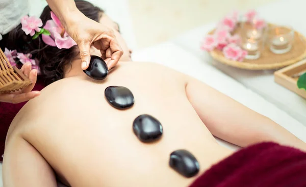 Spa Therapeut Hot Stone Zout Een Dame Terug Toe Passen — Stockfoto