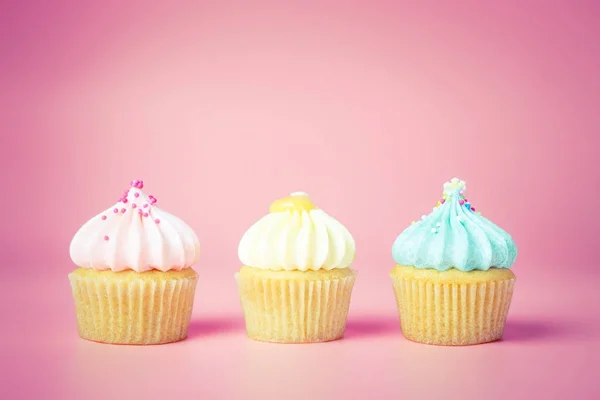 Tres Mini Cupcake Lujo Sobre Fondo Rosa Tono Pastel — Foto de Stock