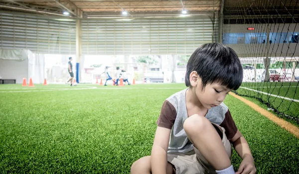 Menino Quatro Anos Está Praticando Campo Treinamento Futebol Com Espaço — Fotografia de Stock