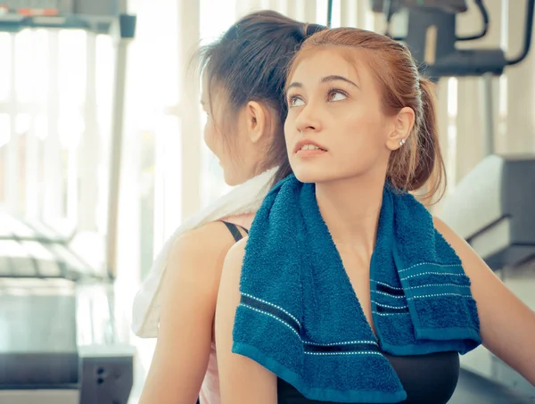 Amigo Aptitud Está Sentado Espalda Con Espalda Gimnasio Fitness — Foto de Stock