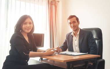 İki office çalışan erkek ve kadın dış yüzey fotoğraf makinesi, iş takım kavramı