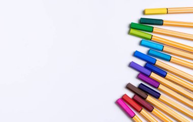 Marker Kalem satır yukarı kopya alanı için beyaz kağıt arka plan üzerinde renkli