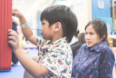 Küçük çocuk dokunmatik ekran bilgisayar ile oynuyor