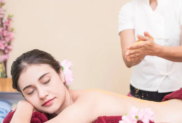 Terapeuty Spa Jest Puszczający Peeling Solą Tyłu Kobieta — Zdjęcie stockowe