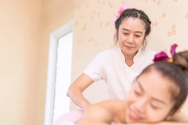 Spa Therapist Giving Oil Massage Woman Thai Spa — Stock Photo, Image
