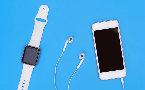 Lege Mobiele Telefoon Met Smartwatch Gadgets Blauw — Stockfoto