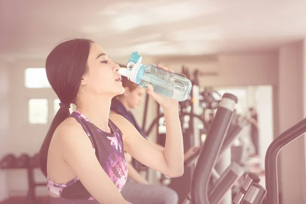 Sport Woman Está Bebiendo Agua Dulce Gimnasio — Foto de Stock