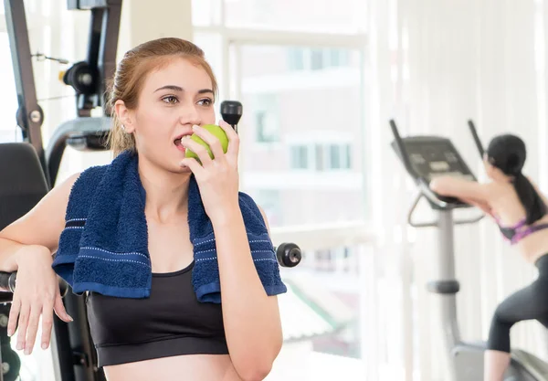 Mujer Sana Está Comiendo Fruta Manzana Gimnasio Fitness — Foto de Stock