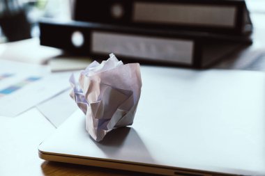 Hurda kağıt topu laptop içinde ofis masaları