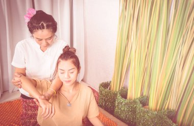 Kadın kol masaj Tay masajı kaplıcada oluyor