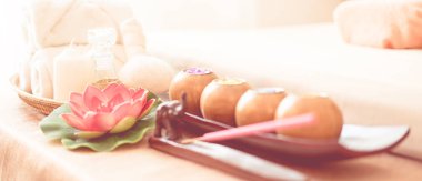 Spa mumlar ve ekipman nesne spa yatak yanında