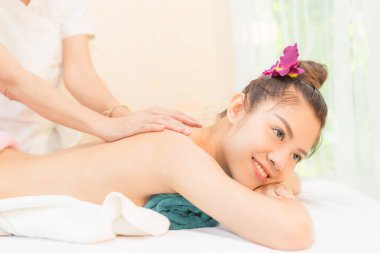 Mutlu Asyalı kadın sırt masajı kaplıcada geçiriyor