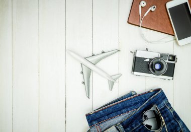 Hipster seyahat nesneleri ve becerikli alet üzerinde beyaz ahşap kopyalama alanı