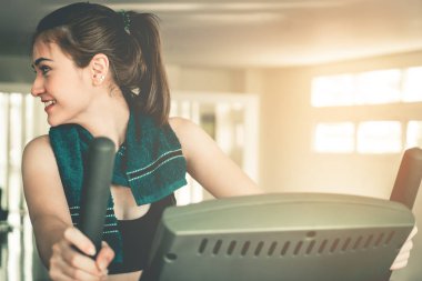 Kadın koşu bandı makinede çalışırken geri arıyor