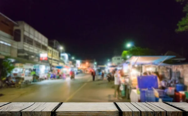 夜市場の背景と空の木製の棚の表示 — ストック写真