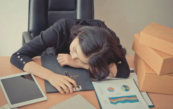 Trabalhador Escritório Cansado Está Tirando Uma Soneca Mesa Escritório — Fotografia de Stock