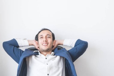 İş adamı beyaz arka plan üzerinde rahatlatıcı oturuyor