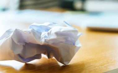 Ofis çalışma masası üzerinde buruşuk kağıt topu