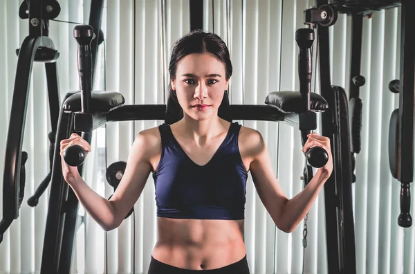 Fuerte Asiático Mujer Entrenamiento Fitness Gimnasio Máquina — Foto de Stock