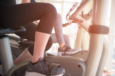 Kadın bacakları Fitness Spor salonu Bisiklet makinesinde iplik