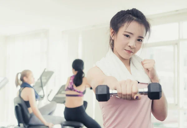 Ásia Mulher Soco Halteres Para Frente Fitness — Fotografia de Stock