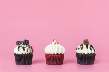Pembe kopya kopya alanı için metin alanı zemin üzerine üç mini kek cupcake